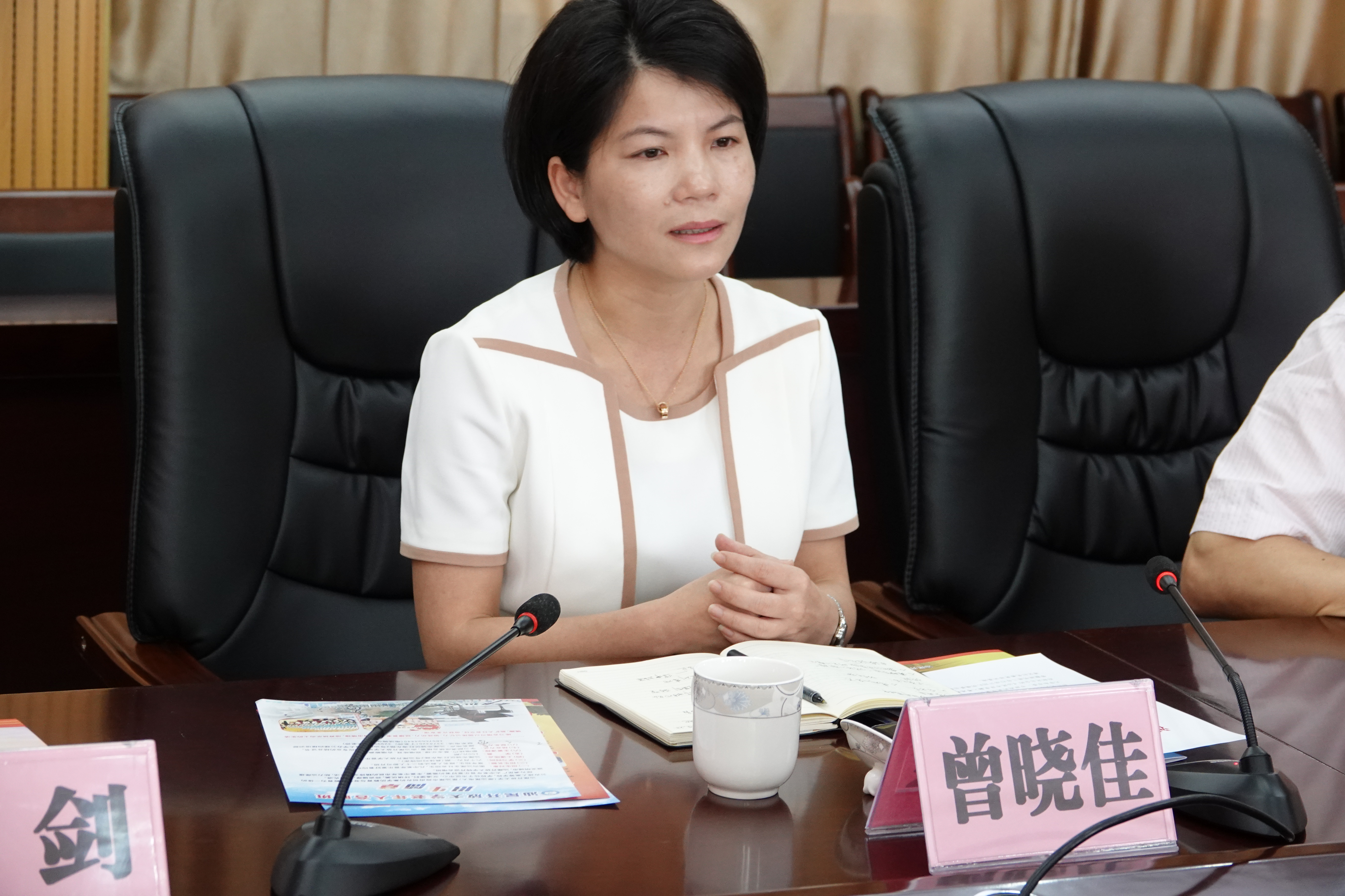 曾晓佳到我校调研强调抢占先机建设红色文化教育培训基地