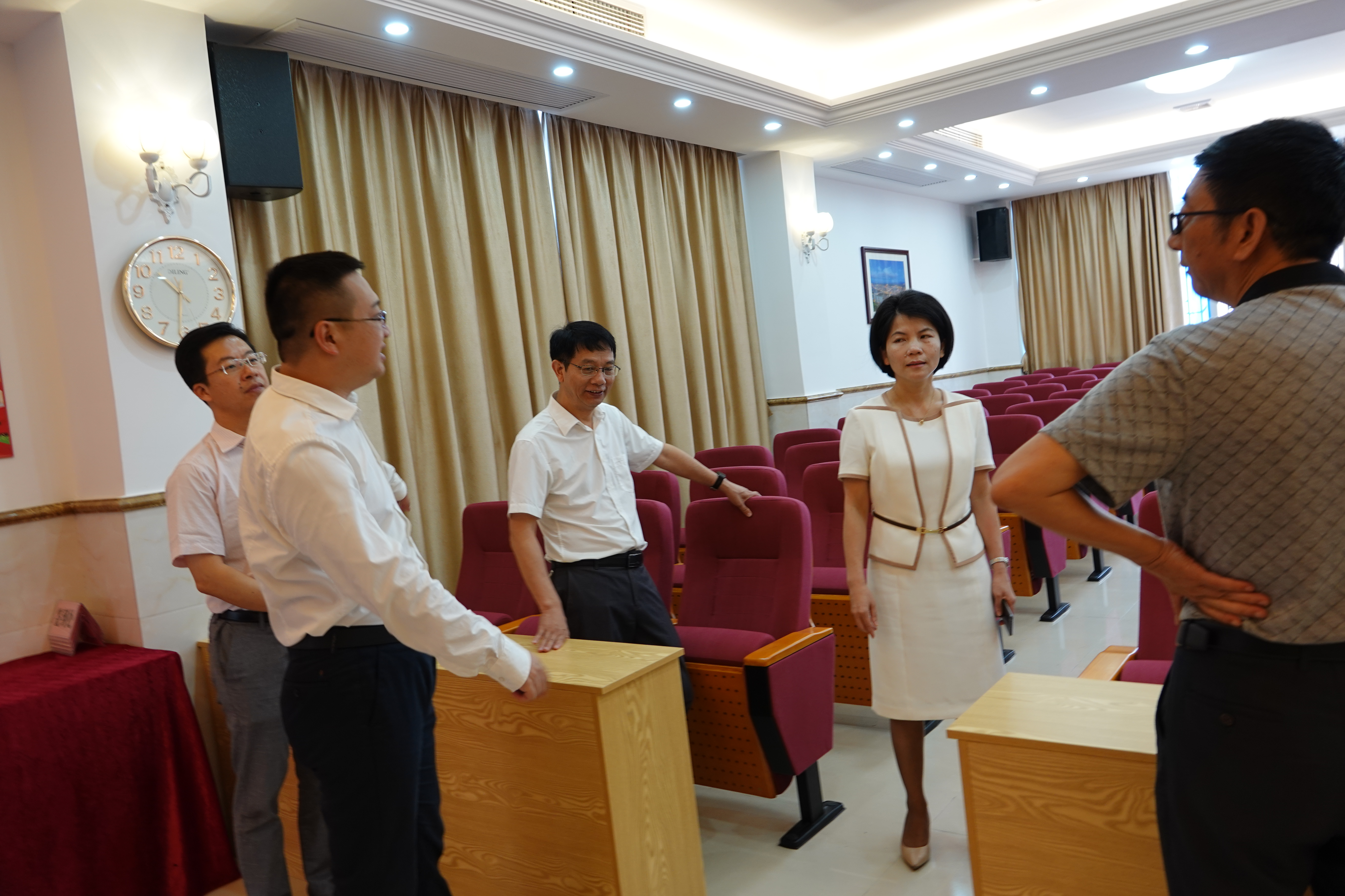 曾晓佳到我校调研强调抢占先机建设红色文化教育培训基地