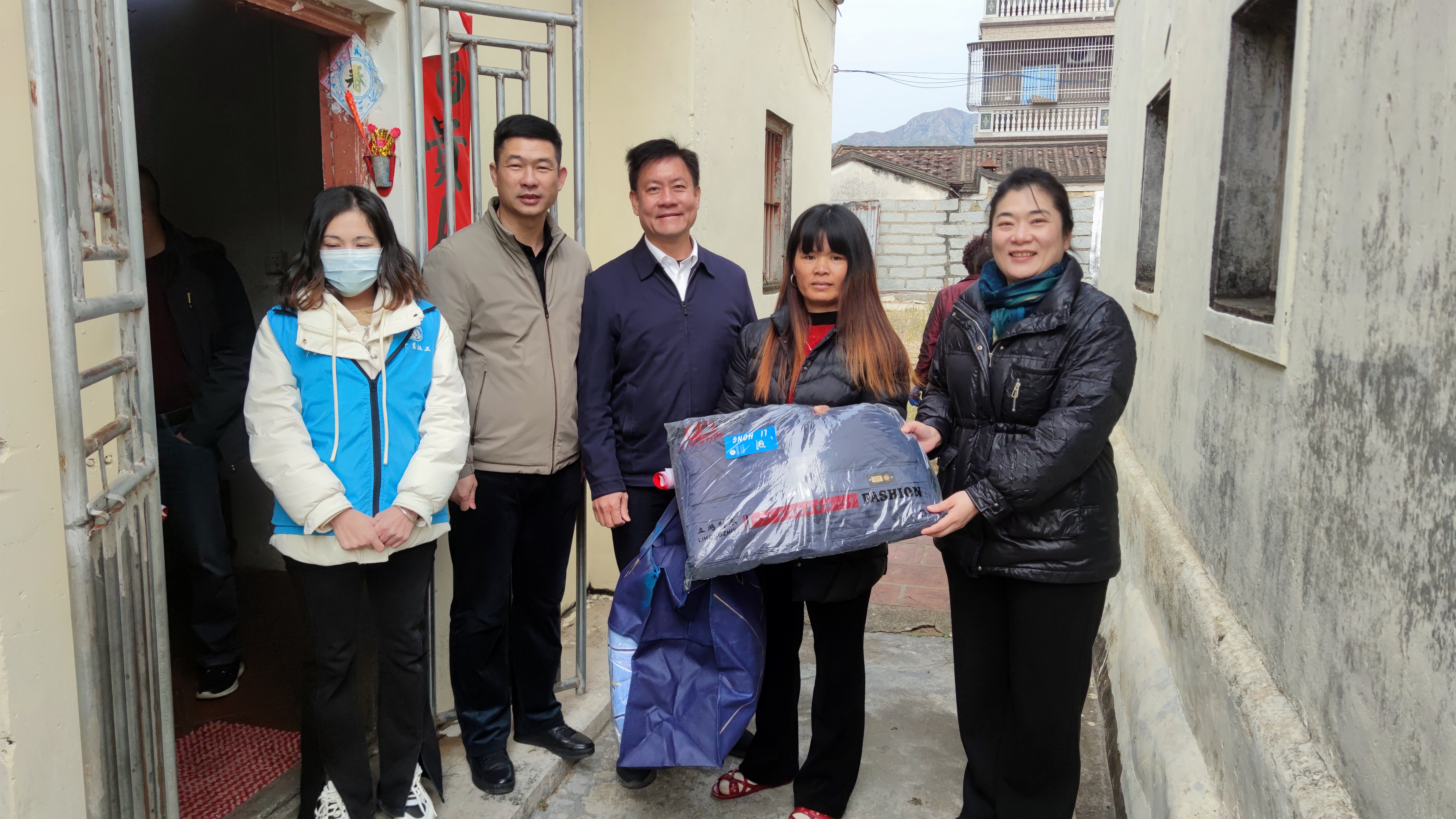 汕尾开放大学与陆丰市潭西镇联合开展聚力百千万墨香迎新春结对共建送